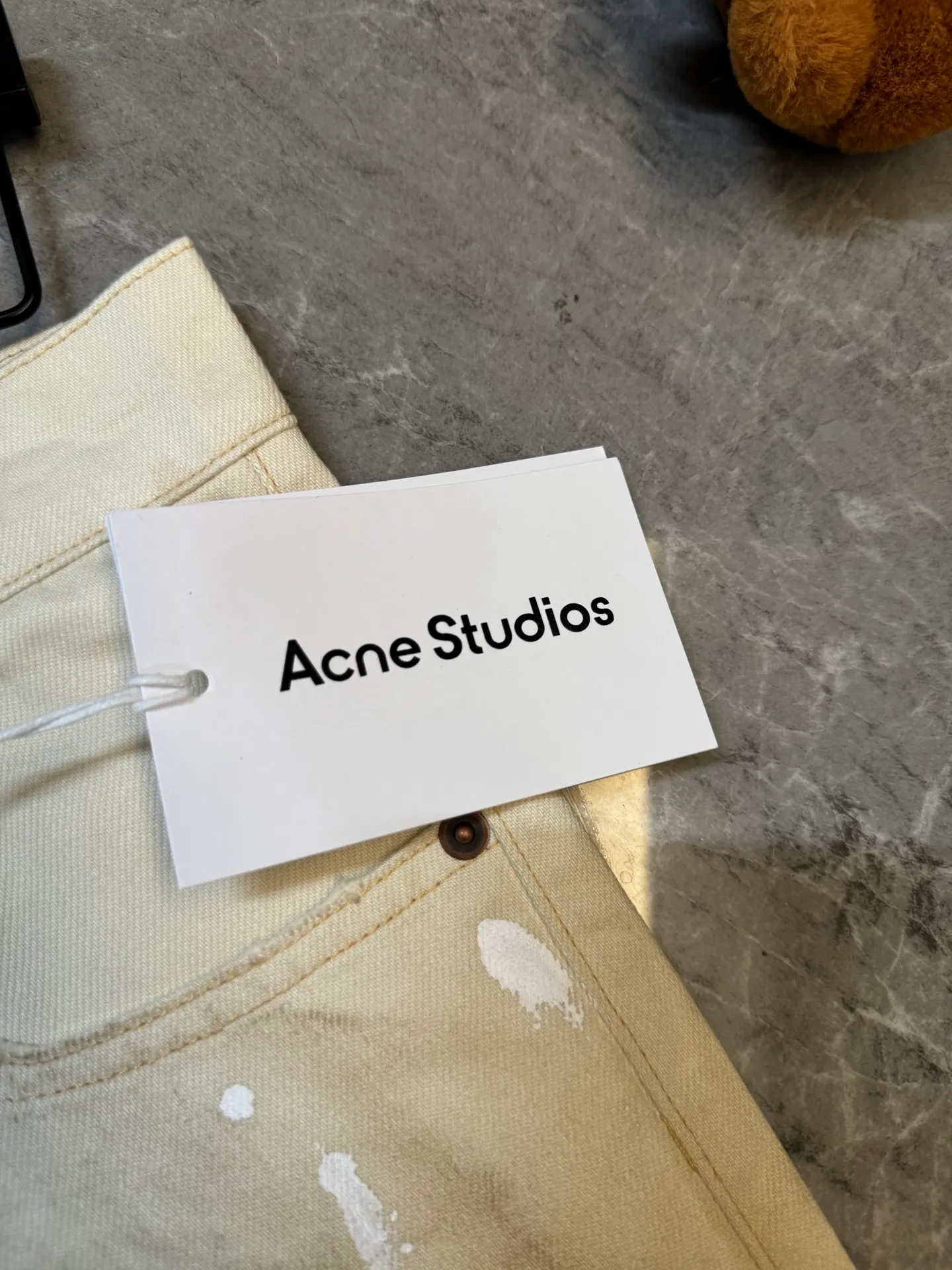[Premium Replica] ACNE STUDIOS 26Ss Splash Ink Retro Washed Jeans (Light Khaki) These jeans use a unique splash ink process, distressed wash + hole design + hand-painted, full of Retro feeling! Straight version, the leather tag on the back waist is very recognizable, the upper body effect is excellent, Premium Quality, accurate version, Same Style for men and women. Size：s/m/l/xl